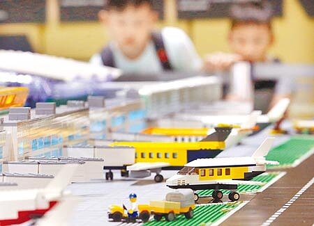 
桃園機場「機場未來願景 樂高特展」在桃機第二航廈揭幕，龐大而又精細的機場模型吸引大小朋友目光。（范揚光攝）
 