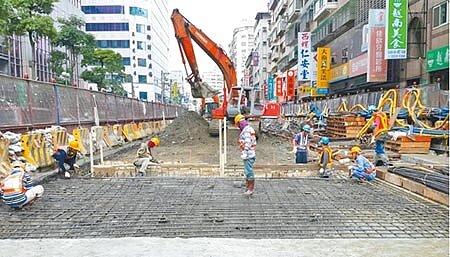 萬大線第一階段工程加速趕工,進度達4成。(本報資料照片)