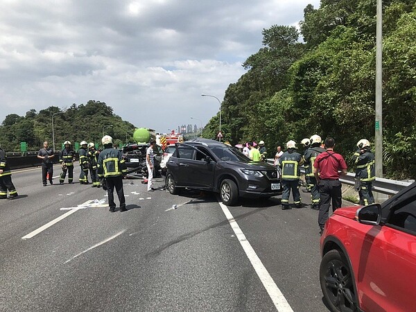 國道3號北上靠近南港系統交流道路段發生連環車禍，1輛水泥預拌車與4輛自小客車追撞，1名年約6歲男童沒有生命跡象。記者李奕昕／翻攝