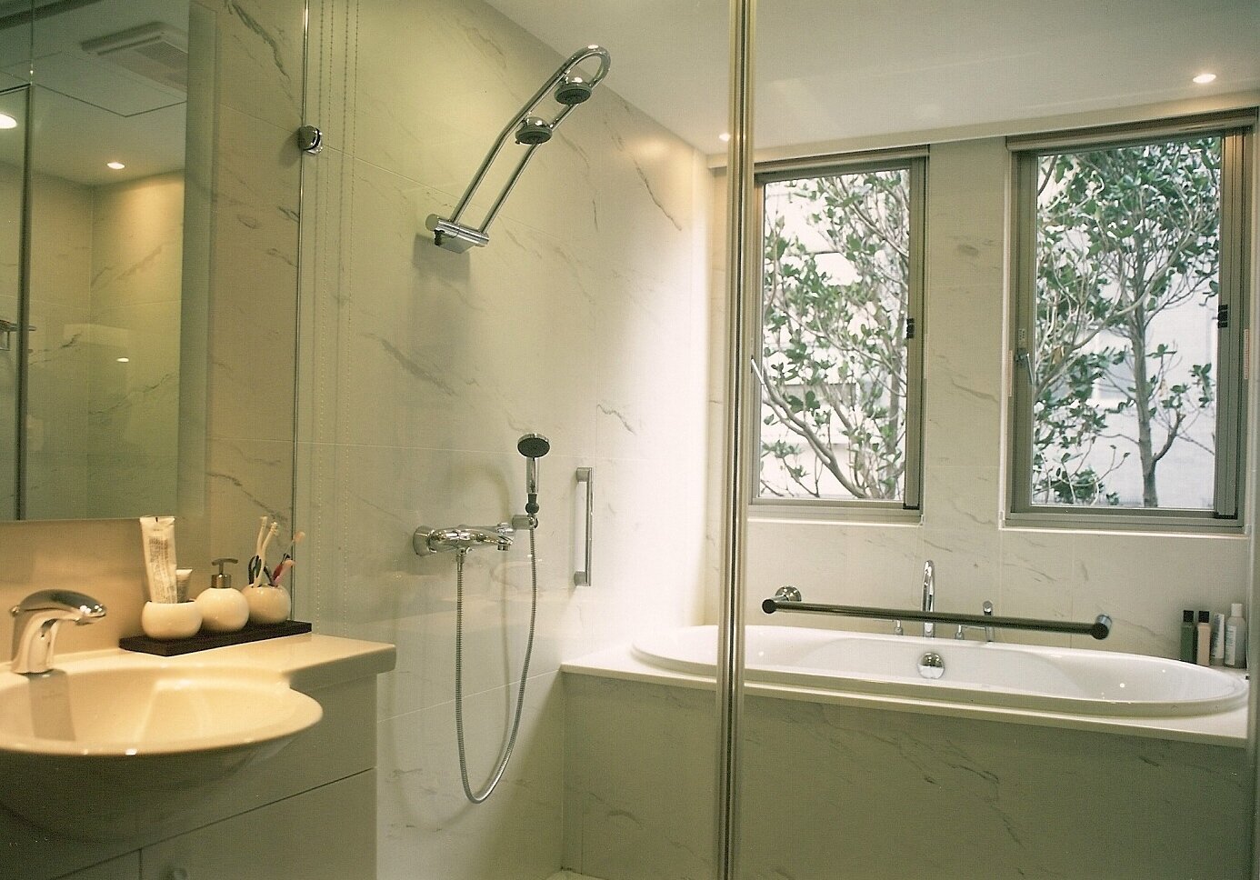 台灣浴廁設計,都是等建案蓋好後,室內設計師再針對各家廁所空間做設計,做好防水、貼磚,再把衛浴設備放上去。(圖/翔翰室設設計師盧淑媛提供)