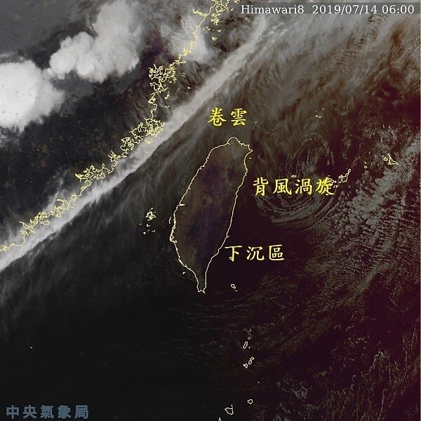 鄭明典表示,台灣西北方一條細長明顯的卷雲帶,是更西側強對流區的雲頂外流氣流和高層東風的輻合帶。台灣東側偏北有明顯的低層背風渦旋,東南側晴朗無雲,是背風下沉區,最容易出現高溫。圖/取自鄭明典臉書