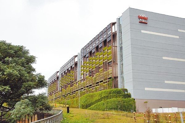 晶圓代工龍頭台積電近日會見經濟部,要求開放更多綠電。該部計畫由台電當綠電大盤商,把手上綁約綠電統一拿到市場出售。(中時資料照片)