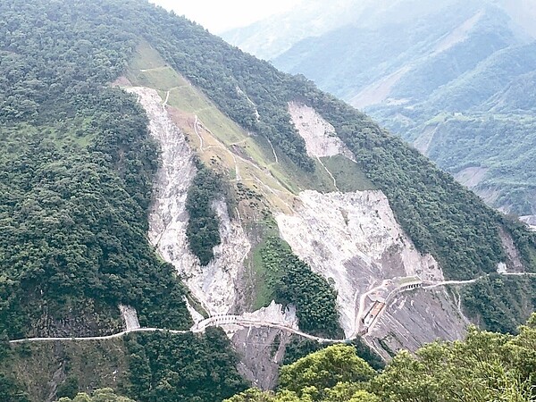 南橫公路梅山到天池段，明年初即將通車。圖為梅山明隧道。 圖／聯合報系資料照片