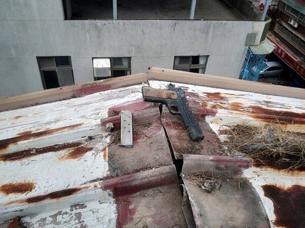 吳姓男子是大樓房東，日前竟被發現其出租的大樓頂樓，放有1把手槍及7顆子彈。記者蔡翼謙／翻攝