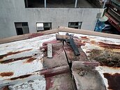 北市工人屋頂施工竟撿到槍跟7子彈　警方直呼「很扯」