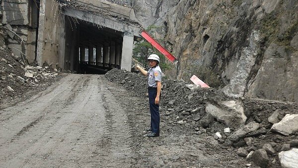 台20線南橫公路六口溫泉明隧道邊坡過去因坍塌進行固定管制。(圖/台東原民族行政處)
