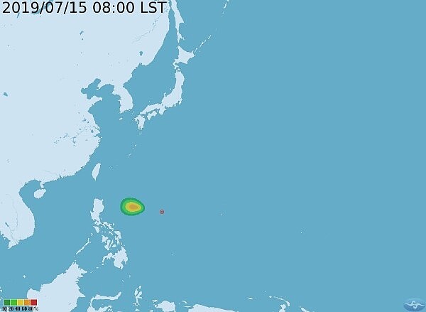 7月15日08時，第 10 號熱帶性低氣壓，中心位置位於北緯 15.50 度、東經 133.50 度，以每小時26公里速度，向西北西進行。中心氣壓 1002 百帕，近中心最大風速每秒 15 公尺，瞬間之最大陣風每秒 23 公尺。（圖／中央氣象局）

