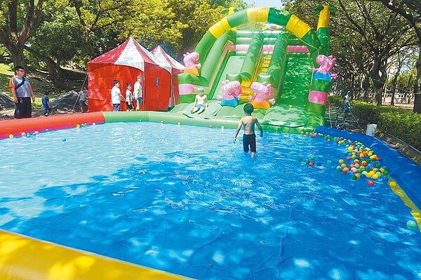 斗六運動公園旁的斗六假日人文市集,本周起在樹蔭下奉送免費水滑梯,讓小朋友涼爽一「夏」。(周麗蘭攝)