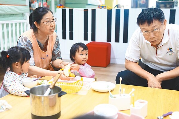 北市托育補助政策將向下延伸2至3歲，市長柯文哲（右）被外界質疑是在打政績牌搶家長票。（張立勳攝）