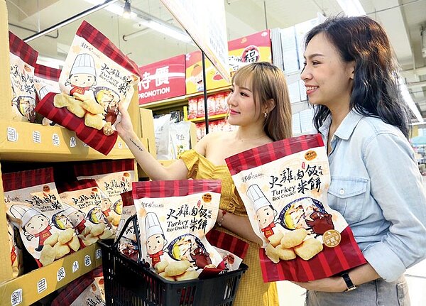 家樂福慶中元推出逾4萬支商品下殺4.2折起，囊括泡麵、飲料、米油、餅乾、罐頭等熱門商品。圖／家樂福