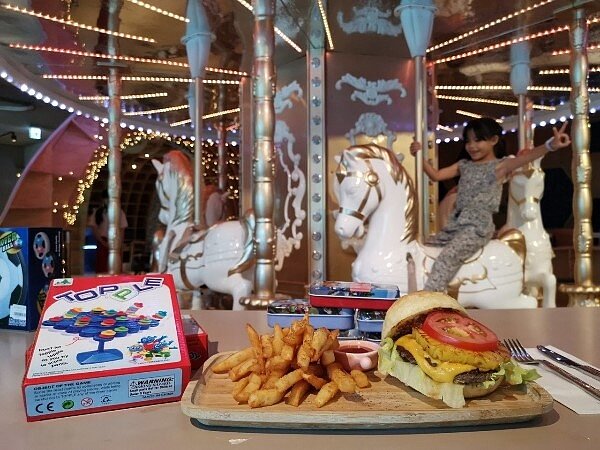 MONEYJUMP是全台灣唯一有旋轉木馬的親子餐廳,搭配不輸高檔飯店的餐點,讓大小朋友都能吃得、玩得盡興。記者韓化宇/攝影