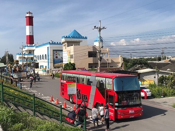 高美濕地交管,台中市府專車接送遊客。(圖/台中市政府)