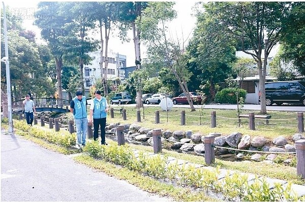 花蓮市長魏嘉賢（右）會勘舊鐵道生態園區周邊改善工程。 圖／花蓮市公所提供