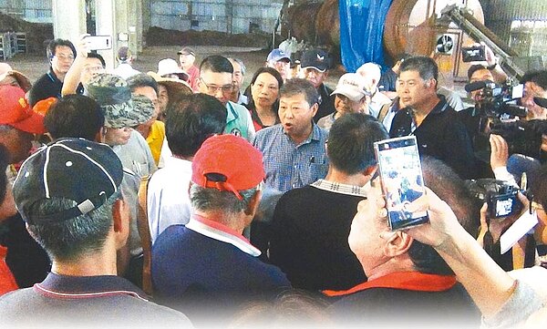 對工廠每天都飄出惡臭及排放汙染廢水，國姓鄉長丘埔生代表鄉民向聯合稽查人員表達不滿，居民則高呼「撤照」。（楊樹煌攝）