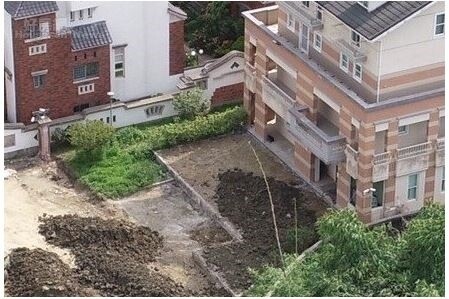 李佳芬名下的農舍主建物前的庭院大門及圍牆今天也已拆除。圖/民眾提供