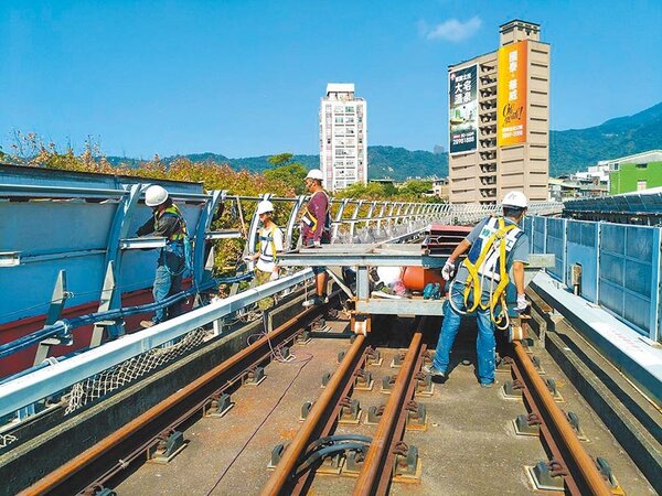 台北捷運新北投支線展開隔音牆汰換工程，預計今年底前完工，施工期間調整旅客上下車月台。（台北捷運公司提供）