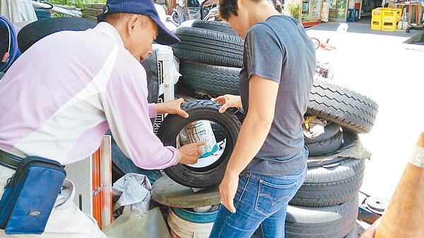 鑑於廢輪胎容易造成病媒蚊孳生，台南市登革熱防治中心呼籲市民加強孳清。（衛生局提供）