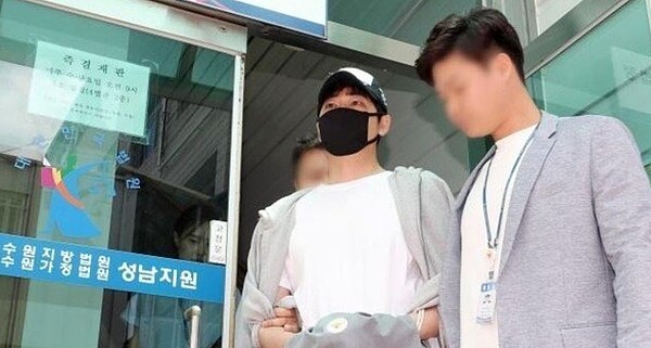 演出多齣韓劇男主角的男星姜至奐,9日驚傳於自宅性侵2名女性,引起嘩然。據韓媒報導,因警方擔心可能滅證,所以已申請逮捕令。而受害女子則在調查時道出為何當事是以「傳訊息給友人」的方式求救。