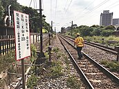 內壢鐵軌大熱天彎曲　夜間離峰時段搶修