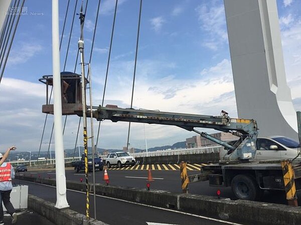 台北市工務局與法國新創公司合作，在社子大橋裝置遠端監測科技。照片台北市工務局提供