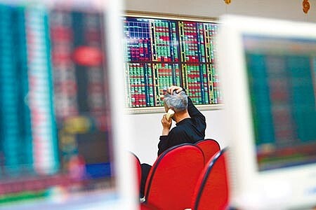 中美貿易戰趨正向,金融族群避風港優勢相形失色。圖為股民看盤。圖/本報系資料照片