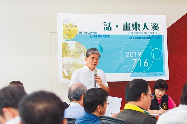 台中市政府整治東大溪,特別引進公民參與模式,舉辦「話‧畫東大溪」工作坊,開放民眾提供想法。(林欣儀攝)