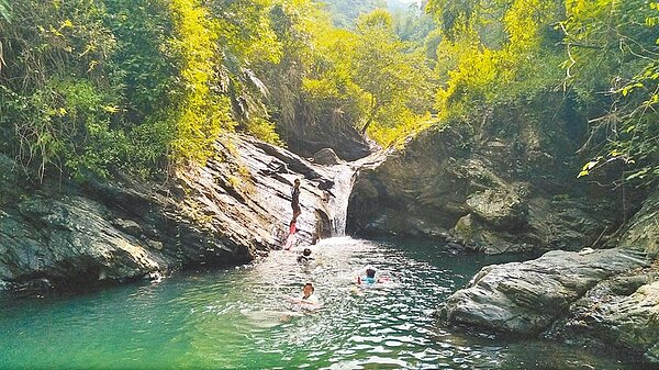許多愛玩客喜歡在牛角灣溪溯溪、戲水。(謝佳潾攝)