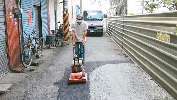 布袋鎮前代表李志榮生前自費補路坑洞,昨天告別式,補路身影成為歷史。 圖/取自李志榮臉書