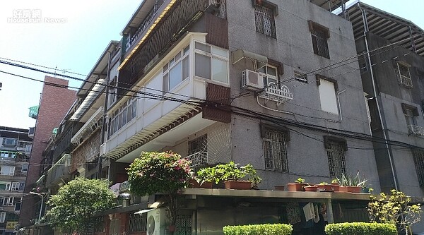強震猛搖爛房全現形!「3大恐怖違建」被點名:輕則補強、重則倒塌 結構技師、台灣建築安全履歷協會理事長戴雲發表示,若屋主擅自將陽台外推,會增加建築倒塌的風險。照片戴雲發提供