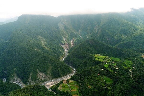 茂林區濁口溪兩側山坡遭暴雨侵蝕之情形。(圖/高雄都發局)