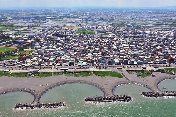 茄萣海岸離岸堤。(圖/高雄都發局)