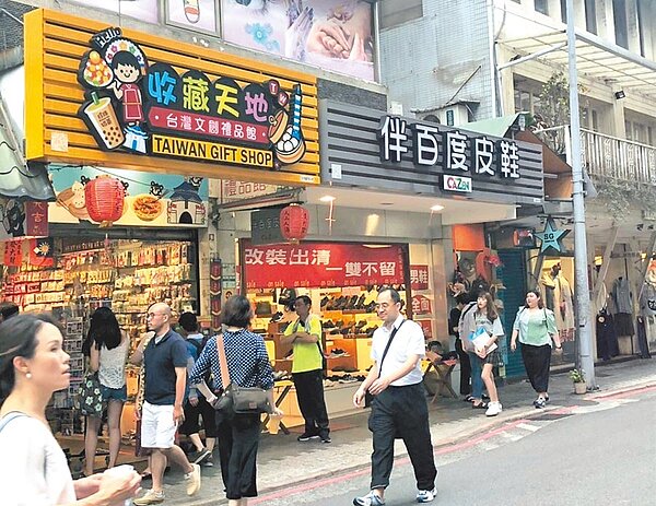 台北市觀光熱點永康商圈招牌近期悄悄更新，汰換成平面、透風形式，兼顧安全與美觀。（吳堂靖攝）