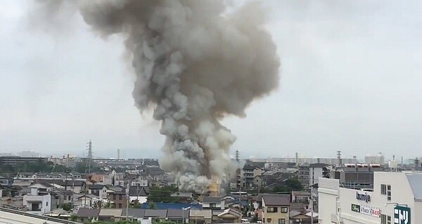 日本動畫製作公司「京都動畫」位於京都市伏見區的工作室今天傳出火警,建築物幾乎全毀,多人受傷。 圖/取自推特