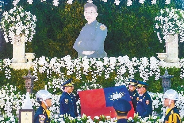 圖為李承翰公祭現場,靈柩上覆蓋國旗與警旗。 聯合報系資料照片/記者黃仲裕攝影