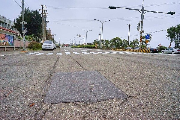省道台15線新竹段路面破損坑洞多,公路總局22日起全面刨除重鋪。圖/新竹市府提供