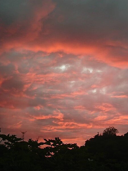 南投縣埔里鎮天空近日出現「禪定坐佛」、火燒雲等特殊雲景，氣象站證實也是颱風來襲所致。圖／黃姓民眾提供
