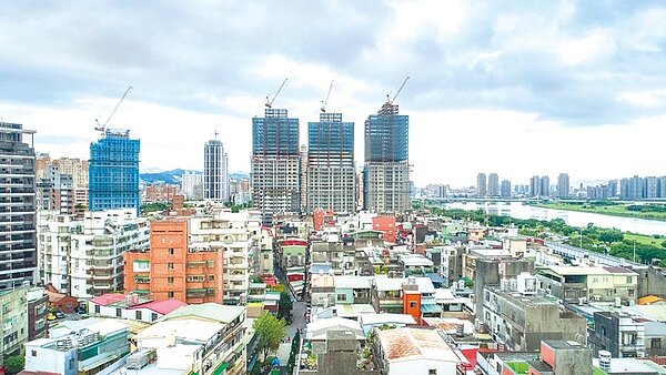 新北市希望將都更從被動受理申請,成為主動輔導。圖為新北大陳社區單元2公辦都更更新現況。(都更處提供)