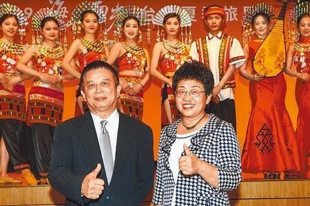 「2019海峽兩岸台北夏季旅展」19日起至22日在台北世貿一館隆重登場，近380位景區、博物館、文創業、農家樂與觀光工廠等代表來台展出，品保協會理事長許晉睿（前左）及海旅會主任任佳燕（前右）18日出席活動，邀大家一起來尋找好康。（鄧博仁攝）