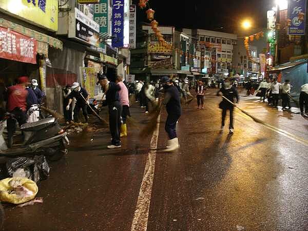 大甲媽祖遶境進香起駕後,大甲市區道路垃圾泥濘滿佈,日前天未破曉,約千餘名慈濟與環保志工及光田員工,一起清掃並做垃圾分類回收,只花了一個多小時就恢復原有市容面貌。〔圖/記者陳榮昌攝〕