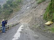 豪雨、落石、坍方　霧台搶通了