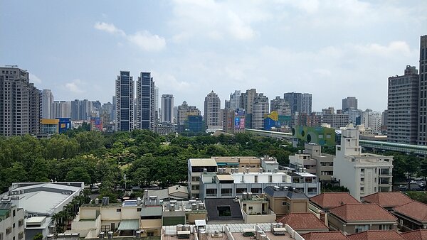 台中捷運綠線明年底通車,「軌道經濟」跟著發威,尤其沿線綠地多、商圈成熟的捷運站最受青睬。記者趙容萱/攝影