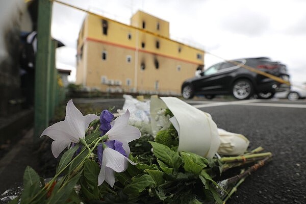 日本民眾獻上花束,悼念京都動畫縱火殺人案的死者。 (新華社)