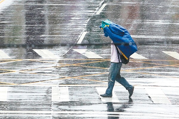 雙北昨天下起大雷雨,氣象局提醒民眾今仍需注意瞬間大雨、雷擊、強陣風。 記者葉信菉/攝影