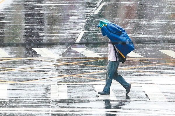 雙北昨天下起大雷雨，氣象局提醒民眾今仍需注意瞬間大雨、雷擊、強陣風。 記者葉信菉／攝影