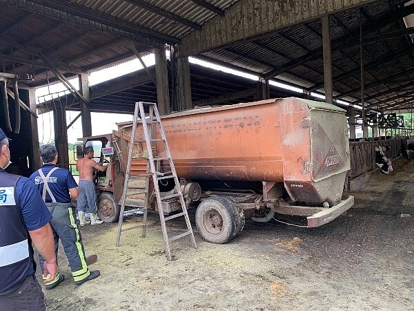 嘉義縣六腳鄉魚寮村一間飼養乳牛牧場，下午發生71歲洪姓老翁員工，操作牧草粉碎機時，不慎掉入粉碎機攪成肉醬慘劇。圖／消防局提供