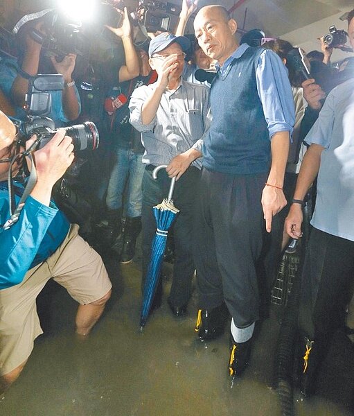 高雄719豪雨比去年823水災下得又急又大,苓雅區大樓地下室遭大水淹進,市長韓國瑜昨親自到場勘災,穿著雨鞋走進地下室涉水了解淹水程度、汽機車災損情況。(劉宥廷攝)
