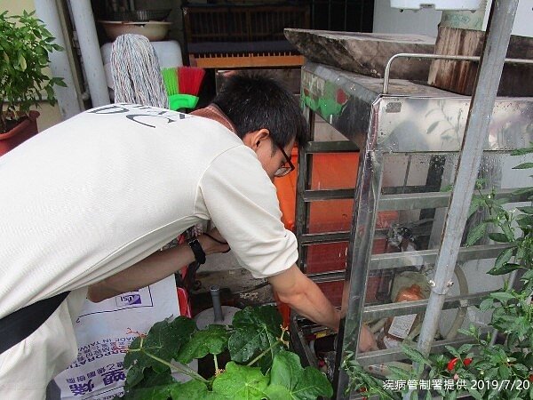 因應高雄登革熱疫情,疾管署防疫人員持續加強三民區孳生源查核。圖/疾管署提供
