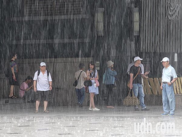 中央氣象局發布十二縣市豪、大雨特報。聯合報系資料照