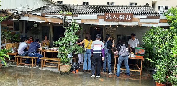 為滿足遊客需求,社區發展協會合作把一間舊美容院改成遊客中心。記者蔡維斌/翻攝