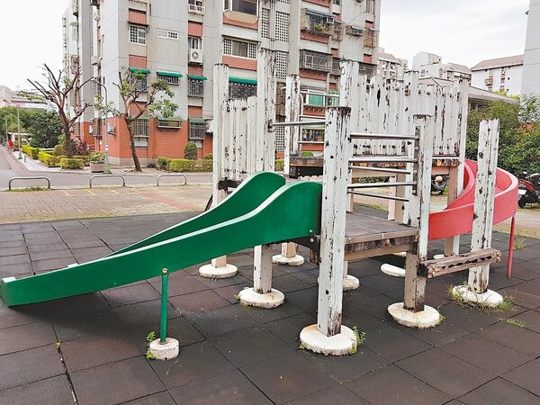 內湖有兒童遊具是已裁撤的北市國宅處所打造，設在國宅基地開放給公眾使用的空間，如今遊具年久失修。 記者翁浩然／攝影